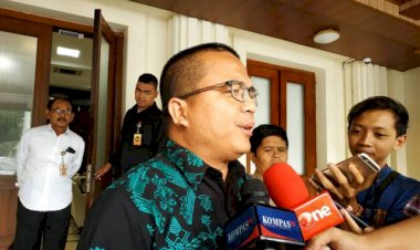 Kunjungi Mahfud, Denny: Kangen-kangenan!