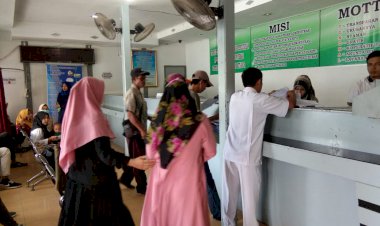 Warga Tanjab Barat Serbu Kantor Dukcapil, Ada Apa?