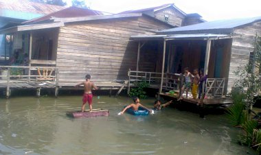 Banjir Rob Mulai Genangi Tanjab Barat, Warga: Lumayan Ada Kolam Renang Gratis