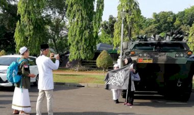 Massa 212 Manfaatkan Kendaraan Tempur untuk Berswafoto