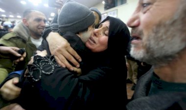 Berpisah 20 Tahun, Ibu dan Anak Palestina Ini Menangis Berjumpa di Mesir