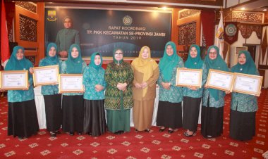 Berikan Penghargaan Ketua TP PKK Kecamatan Terbaik, Rahima: PKK Harus Tingkatkan Koordinasi Tiap Jenjang