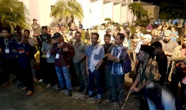 Hingga Malam, Pendemo Masih Bertahan di Kantor Bupati Sarolangun