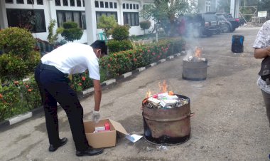 Kejari Muarojambi Musnahkan Barang Bukti Narkoba dan Senpi