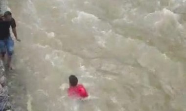 Viral Aksi Heroik Anggota TNI Selamatkan Balita Hanyut Saat Banjir