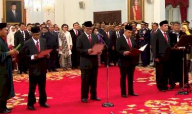 Dewas KPK Ucapkan Sumpah di Depan Jokowi