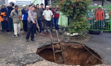 Nenek-nenek Tewas Terperosok ke Jalan By Pass Bukittingi yang Amblas di Kedalaman 7 Meter