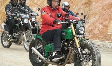 Jokowi Nyaris Terjatuh Saat Kendarai Motor di Perbatasan Malaysia-Indonesia
