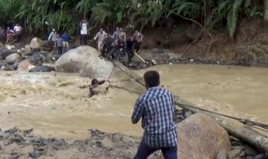 Detik-detik Bupati Labura Tercebur Sungai Deras dan Nyaris Hanyut