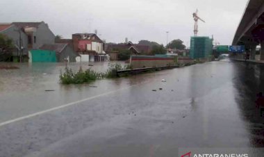 Genangan Air Tol Japek Arah Jakarta Setinggi 10 Centimeter