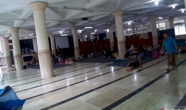 Puluhan Warga Bendungan Hilir Masih Mengungsi di Masjid Al Falah