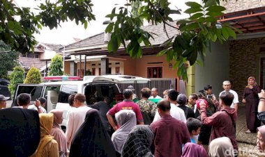 Mata Sule Sembab Saat Gotong Keranda Jenazah Lina