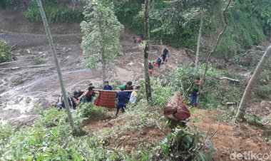 Jalan Terputus, Pria di Bogor Ini Rela Tandu  Istri Bawa ke Bidan