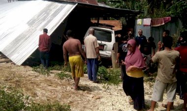 BREAKING NEWS! Mobil Ambulance Puskesmas di Sarolangun Seruduk Rumah Warga Hingga Rusak