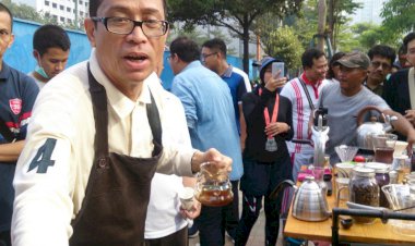 Begini Gaya Cawagub Nurmansjah Lubis Pamer Kebolehan Racik Kopi di CFD Jakarta
