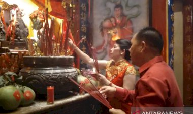 Imlekan, Walikota Singkawang Bagi-bagi Angpao ke Tamu