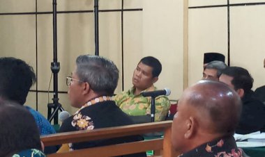 Dengarkan Saksi Wahyudi Bahas Uang, Sufardi Nurzain Terus Berzikir