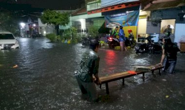 Sejumlah Wilayah Surabaya Dikepung Banjir, Pengendara Roda Dua Hindari Jalan Ini..
