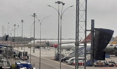 Petugas Semprotkan Cairan ke WNI yang Turun dari Pesawat dari Wuhan