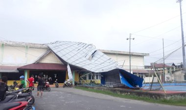 Roboh, Atap Stadion Karya Bhakti di Tanjab Barat Nyaris Makan Korban
