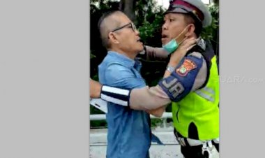 VIRAL!! Tak Terima Ditilang Pengemudi Agya Ini Cekik Leher Polisi & Tantang Berkelahi