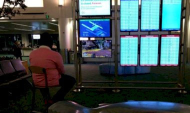 Koplak! Pria Ini Kecanduan Game Online Hingga Pakai Monitor Bandara