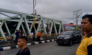 Bikin Heboh! Pria Tak Dikenal Ini Tiba-tiba Panjat Jembatan Andalas Padang