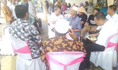 Romi Dikenal Merakyat, Usai Mendaftar ke KPU Makan Nasi Bungkus Bersama Timses