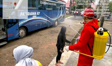 Pulang Dari Tour, Puluhan Siswa SMA N 1 Kota Jambi Disemprot Cairan Disinfektan