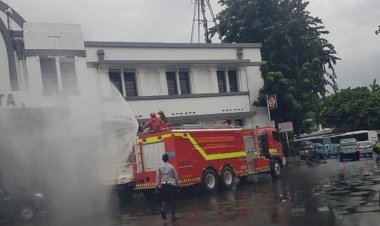 Anak Buah Anies Lakukan Penyemprotan Disinfektan Gunakan Mobil Damkar di Sejumlah Titik