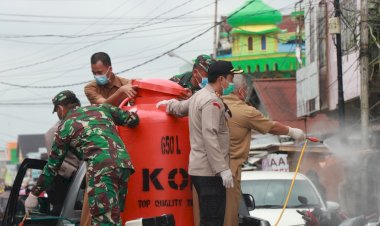 Gunakan Mobil Polisi, Pemkab Tanjab Barat Semprot Cairan Disinfektan di Fasilitas Umum