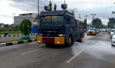 Gunakan Mobil Water Canon, Polres Bungo Semprotkan Disinfektan di Jalur Protokol