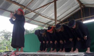 Khotbah saat Salat Idul Fitri, Jemaah Hawariun Ansarullah Pakai Bahasa Ibrani Kuno