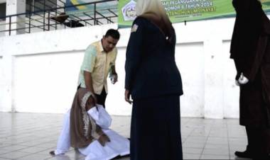 Hukum cambuk prostitusi online di Aceh, seorang terpidana menangis kesakitan