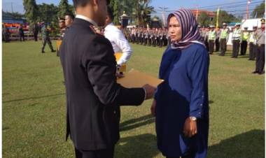 Selamatkan Anak dari Cengkraman Buaya, Ibu Ini Dapat Penghargaan dari Polres Tanjung Jabung Timur
