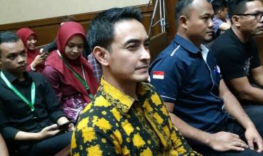 Didakwa Terima Gratifikasi Rp44 Miliar, Zumi Zola: Kita Hormati Proses Hukum