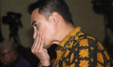 Tak Ditemani Keluarga, Ini Lima Fakta Menarik Sidang Perdana Zumi Zola