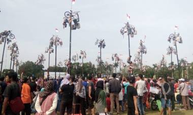 Meriah! Ribuan Masyarakat Jambi Saksikan Panjat Pinang Pemprov Jambi