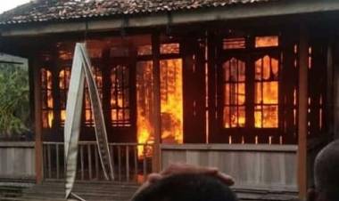 Geger! Satu Rumah Milik di Tanjung Raden Seberang Kota Jambi Ludes Dilahap Api