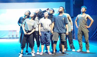 OPINI: Menggugat Pendidikan dalam Bangku Kayu dan Kamu yang Tumbuh Di Situ