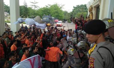 Kembali Pecah, Aksi Ratusan Mahasiswa Jambi Tuntut Jokowi Mundur Bentrok dengan Aparat