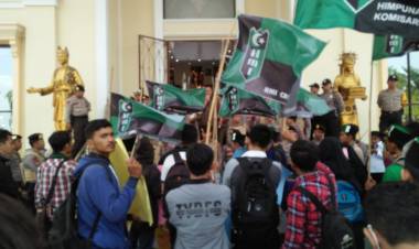 Aksi di Gedung DPRD Aktivis HMI Jambi Tolak Putusan MA Perbolehkan Eks Narapidana Korupsi Nyaleg
