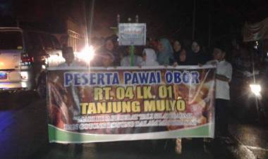 Diguyur Hujan Warga Kampung Baru Tembesi Tetap Semangat Ikuti Pawai Obor 