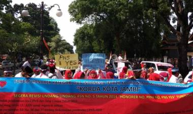 Tolak Penerimaan CPNS Jalur Umum, Ratusan Honorer K2 Geruduk DPRD Provinsi Jambi