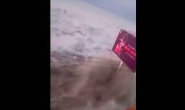 Kota Palu Dihempas Tsunami, Sebuah Kapal Melintang di Tengah Jalan Mamboro