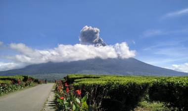 Gunung Kerinci Jambi Semburkan Abu Vulkanik ke Arah Barat