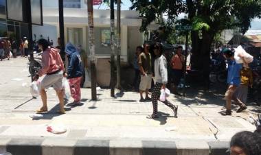 TNI dan Polri Kawal Pendistribusian Bantuan Makanan dan Minuman Korban Gempa 