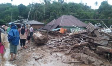 Sadis! Kayu-kayu Besar Bersamaan Banjir Robohkan Rumah Warga Lintau Sumbar 