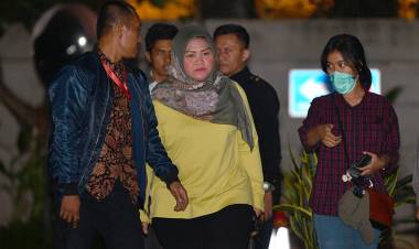 KPK Temukan Uang Rupiah dan Yuan di Rumah Bupati Bekasi Barat Neneng