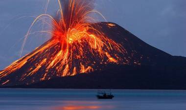 Dalam Sehari Anak Gunung Krakatau 49 Kali Gempa dan Keluarkan Material Pijar